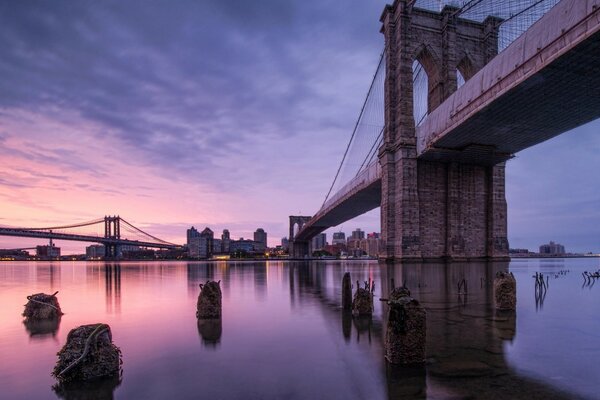 Ponte degli Stati Uniti di New York sul fiume