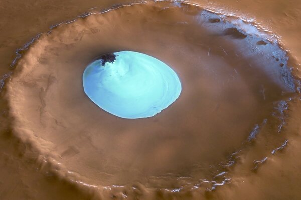 Lac de glace dans un cratère sur mars