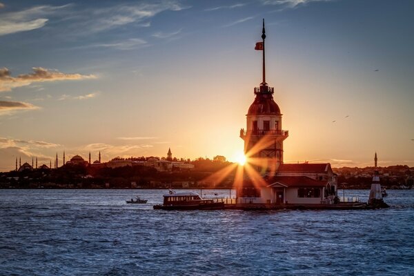 Mädchenturm im Meer der Türkei