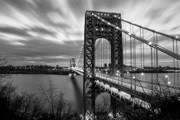 Brücke über dem Fluss in New York