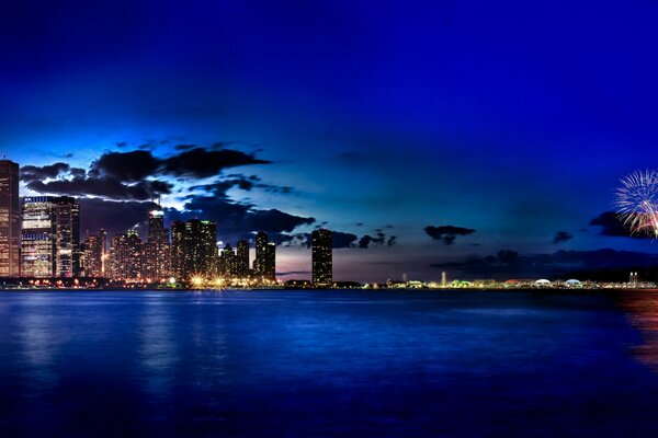 Feux d artifice lumineux sur la ville de Chicago