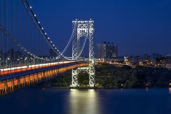 Bella vista notturna del ponte di New York