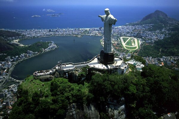 Słynny posąg a Rio de Janeiro nad morzem