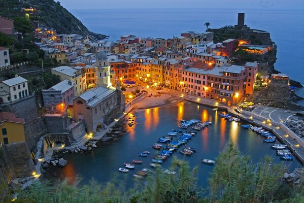 Italienischer Abendblick auf Vernazza