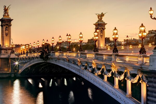 Brücke in den Abendlichtern in Frankreich