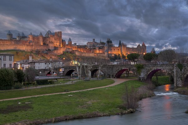 Majestuoso castillo en medio del mal tiempo