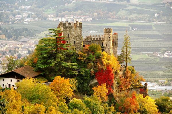 Todo en el oro del otoño flota el castillo sobre la montaña