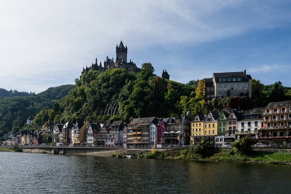 Nabrzeże rzeki Cochem w Niemczech