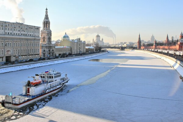 Moscú de invierno con un río congelado