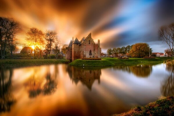 Reflejo del castillo en el lago de los países bajos