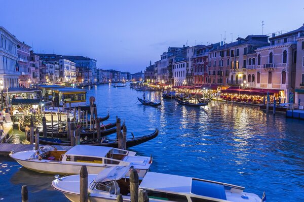 La tranquilidad italiana del muelle nocturno