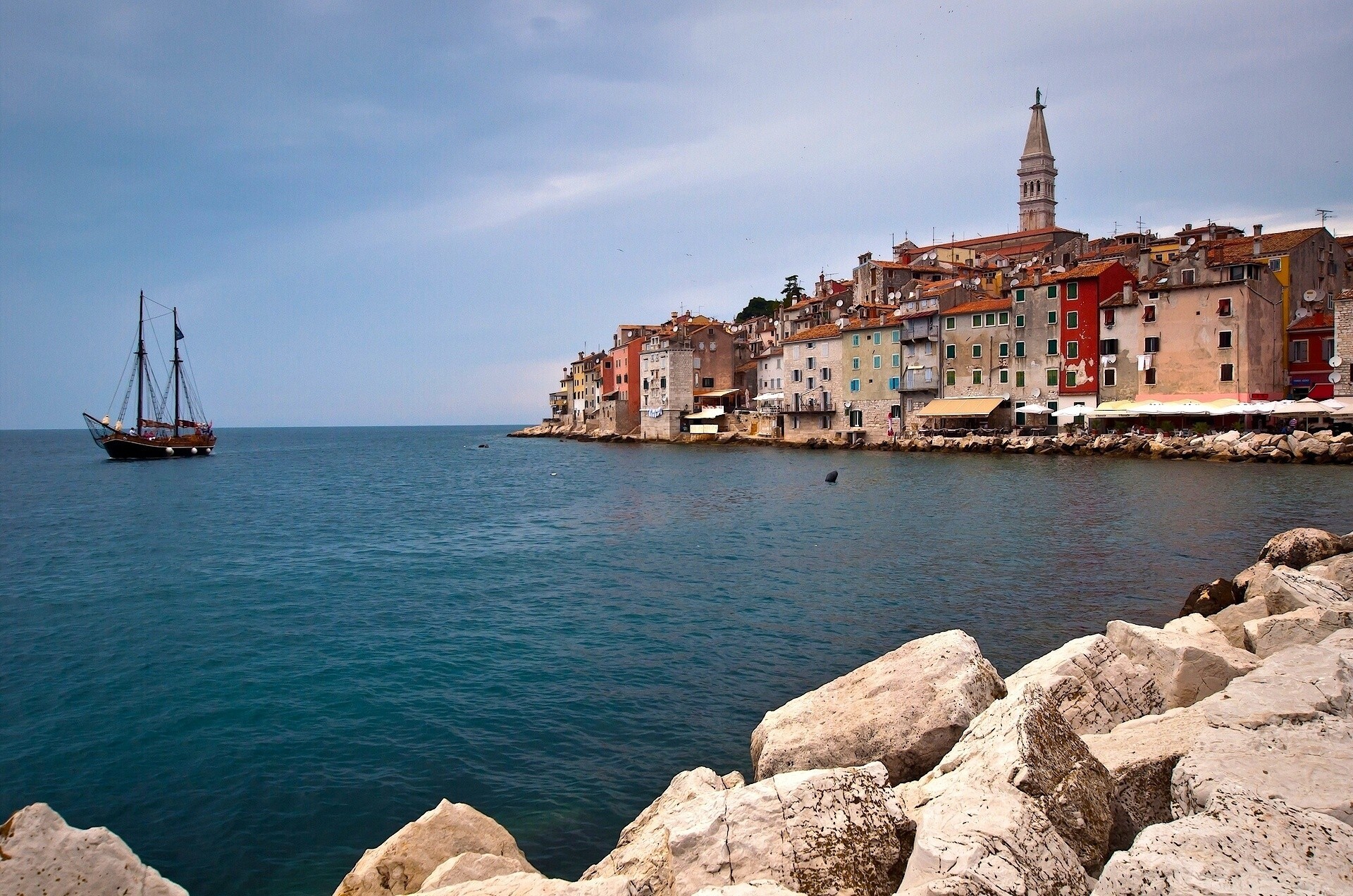 rovinj adria kroatien steine meer istrien gebäude promenade yacht