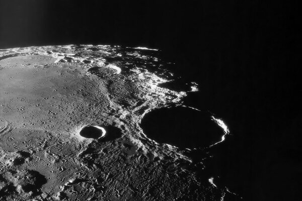 Cratère sur la lune près de Cosmos