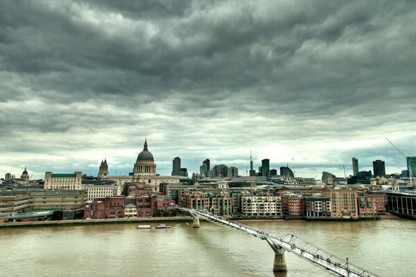 Die London Bridge am Fluss. Stadtbild