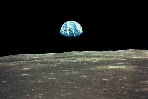 Blick auf die Erde im Weltraum vom Mond