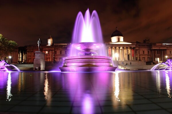 Vista nocturna de la fuente iluminada