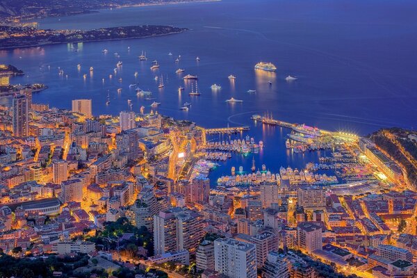 Lumières sur le quai dans la nuit de Monaco