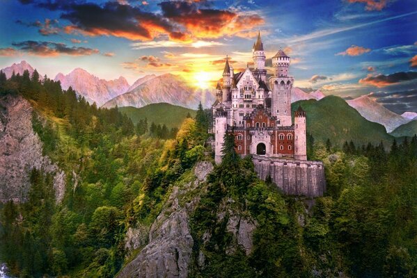 Das Schloss auf dem Berg. Sonnenaufgang. Reinschwanstein