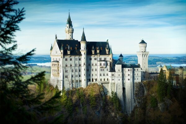 Das Schloss ist wie aus einem Märchen in Deutschland gelegen