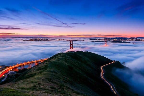 Luces a través de la niebla en San Francisco