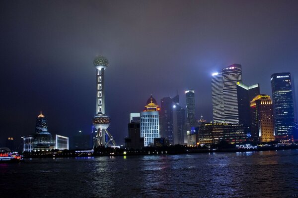 Vue sur la nuit de Shanghai au bord de l eau