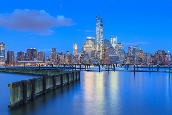 Riflesso delle luci di New York nell acqua