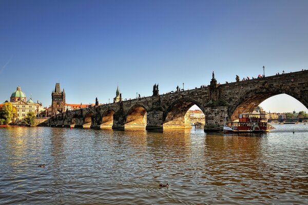 Puente sobre el río en la República Checa en la ciudad de Praga