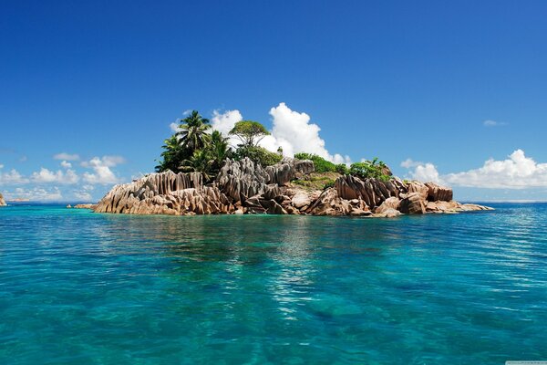 Isla soleada en el océano azul