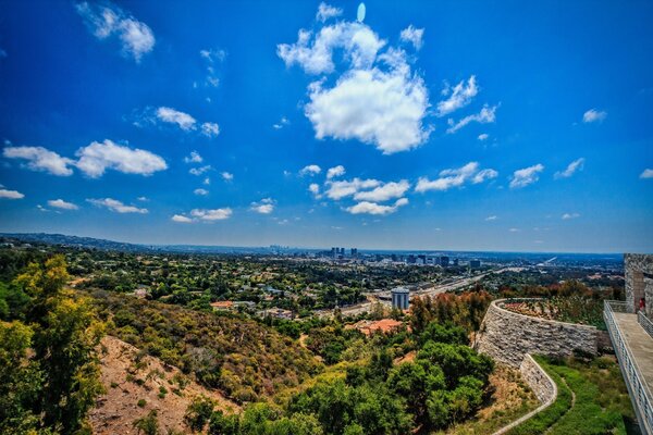 Panoramablick auf das sonnige Los Angeles