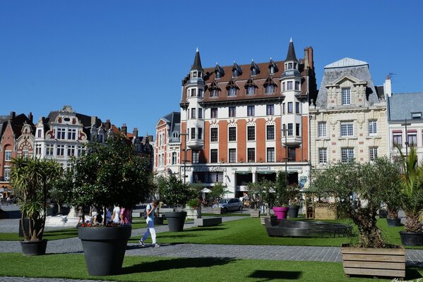 Ein Garten vor dem Hintergrund der französischen Architektur