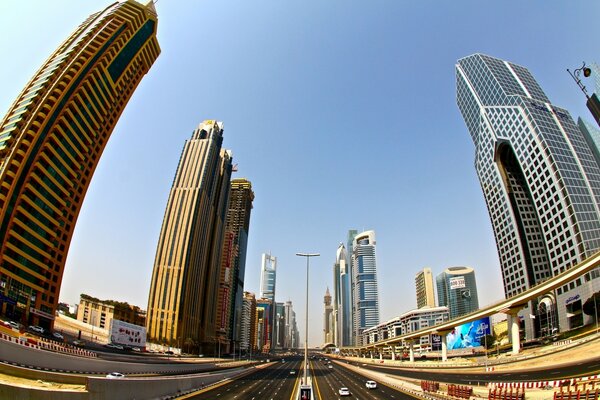 Die hohen Wolkenkratzer des sonnigen Dubai