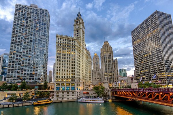 Wolkenkratzer am Wasser in Chicago, Illinois