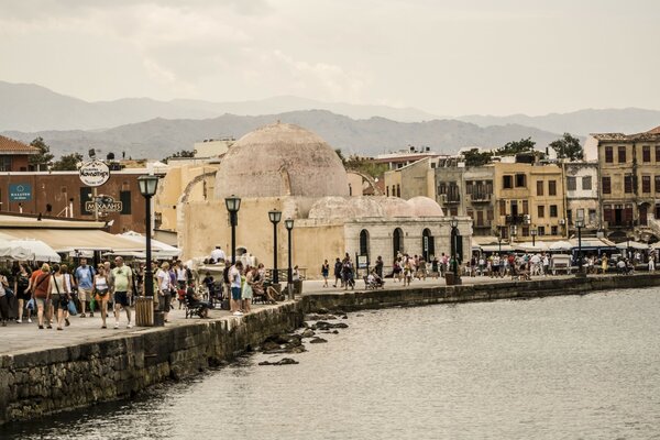 Lungomare con persone in Grecia. Estate