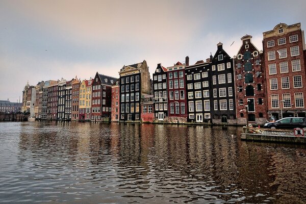 Viviendas en la ciudad de Amsterdam y el agua