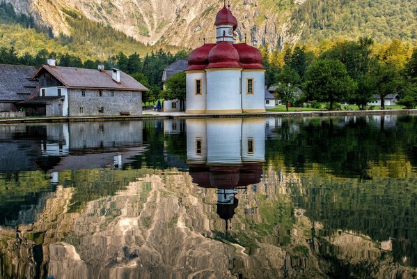 Iglesia con cúpulas rojas en Baviera en medio de la naturaleza encantadora