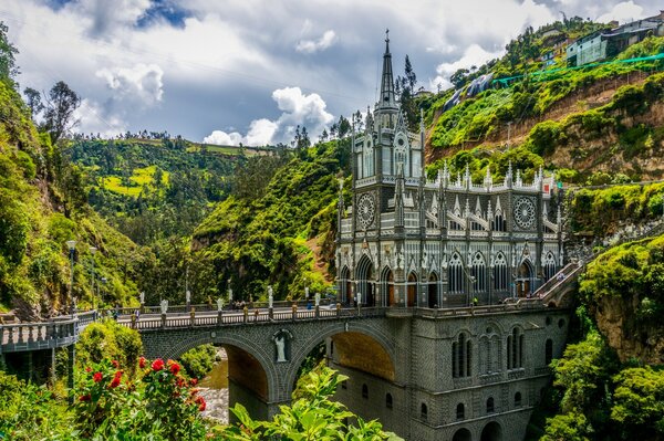 Château dans les montagnes au milieu de la verdure en Colombie