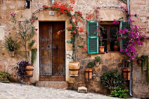 Casa antigua decorada con flores