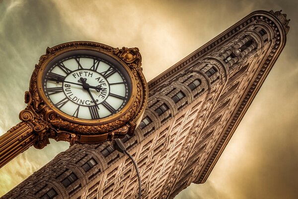 Die berühmte Uhr von Manhattan am Wolkenkratzer