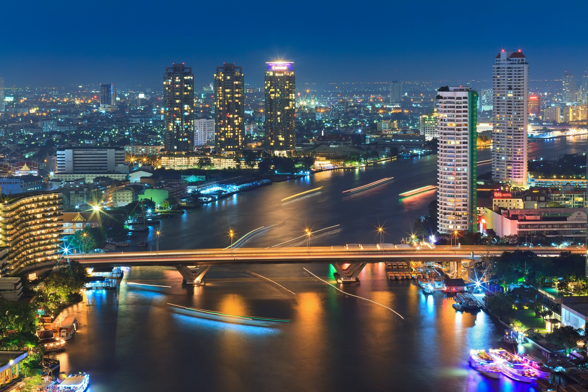 lichter nacht fluss brücke stadt thailand bangkok boote