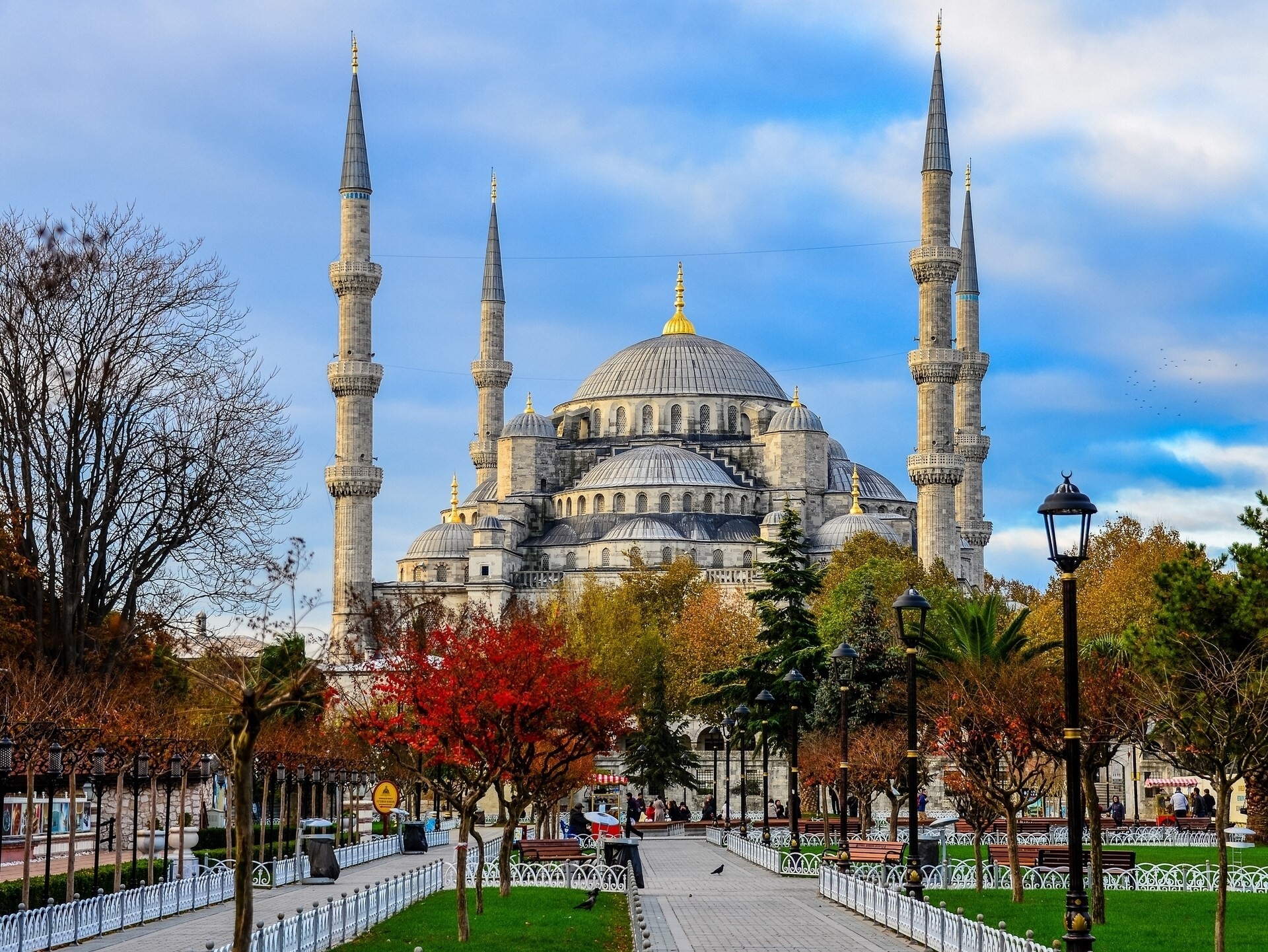 estambul árboles mezquita azul faros mezquita del sultán ahmet turquía plaza