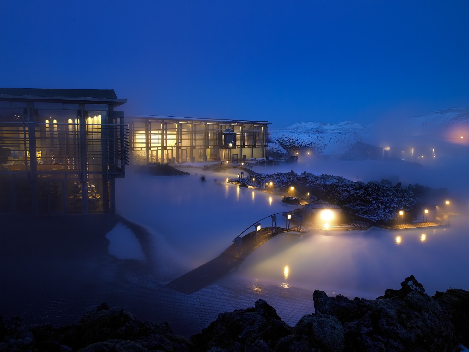 światła noc punkt orientacyjny światło mgła śnieg para most moc błękitna laguna zima islandia domy