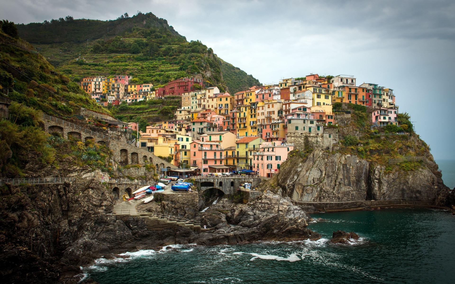 italien bucht küste manarola meer gebäude cinque terre klippen golf von genua