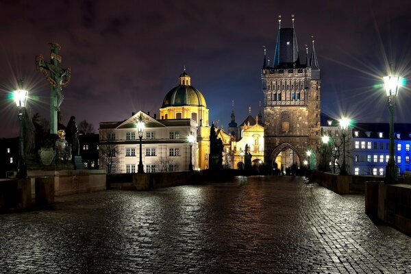 Nächtliches und regnerisches graues Prag