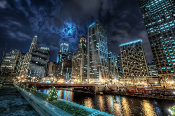 La noche de Chicago se refleja en el agua