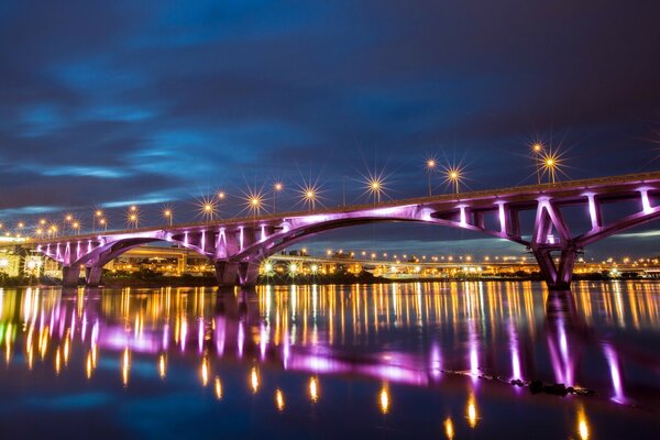 Riflessione del ponte notturno sul fiume in Cina