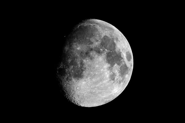 Der Mond. So sieht es ungefähr in einem kleinen Teleskop aus