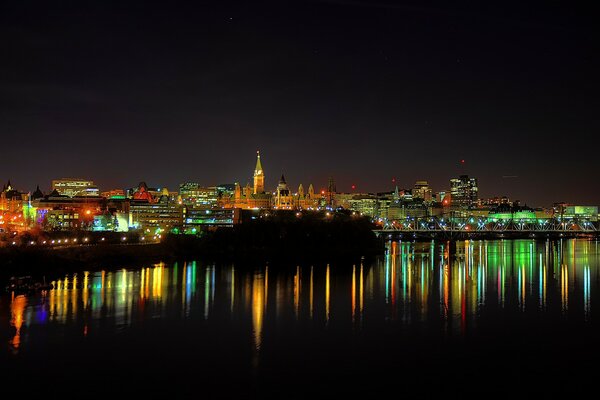 La ciudad nocturna de Canadá se refleja en el agua