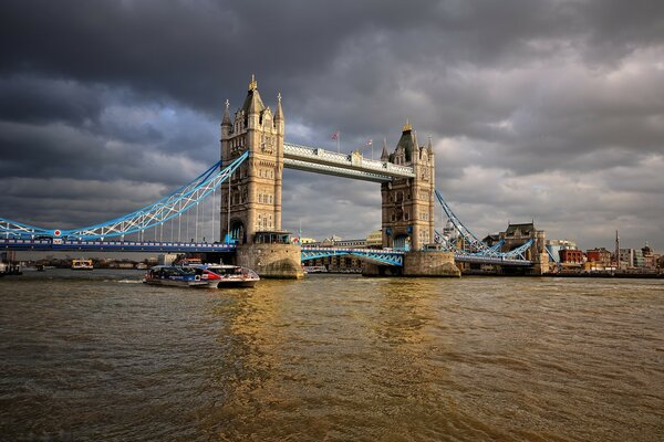 Tower Bridge a Londra prima della pioggia