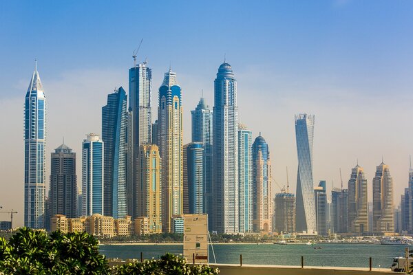 De nombreux gratte-ciel de la ville de Dubaï