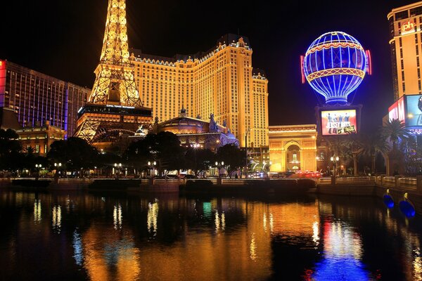 La ciudad nocturna se refleja en el agua